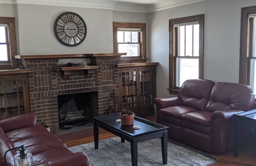 Morton Meadows House | Ideal 5-Bed Home Near Downtown with Spa & Breakfast