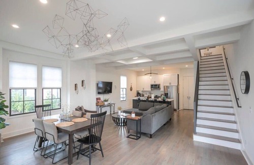 Historic Downtown Franklin House | Prime Location: Five Blocks to Downtown Franklin with Breakfast