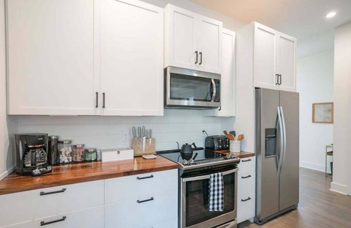 Historic Downtown Franklin House | Prime Location: Five Blocks to Downtown Franklin with Breakfast