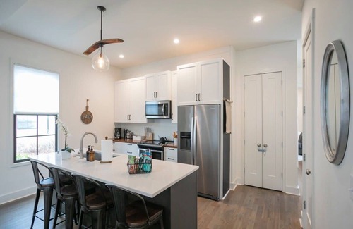 Historic Downtown Franklin House | Prime Location: Five Blocks to Downtown Franklin with Breakfast