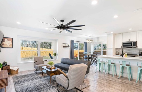 Franklin Park House | Pet-Friendly 5 BR Home Near Downtown - Top Rated & Sleeps 10