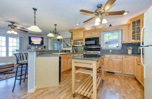 Henrico House | Pet-Friendly Lakeview Retreat with Game Room & Kayaks