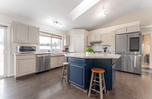 Hinton House | Discover Comfort: Private Pool, Hot Tub & Home Theatre