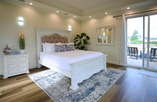 Thousand Oaks House | 5 BR/5 BA Getaway with Scenic Views and Pet-Friendly Amenities