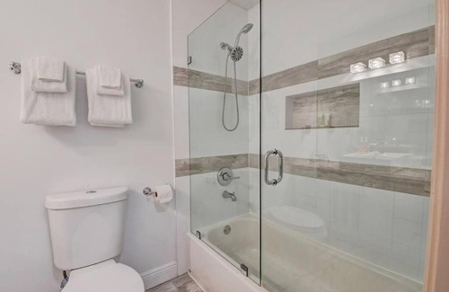 Boynton Beach House | Spacious 5 BR Mansion with Pool & Jacuzzi in Boynton Beach