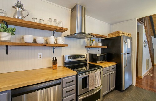 Banner Elk Cabin | Spacious 5BR Retreat with Game Room & Hot Tub Near Sugar Mtn