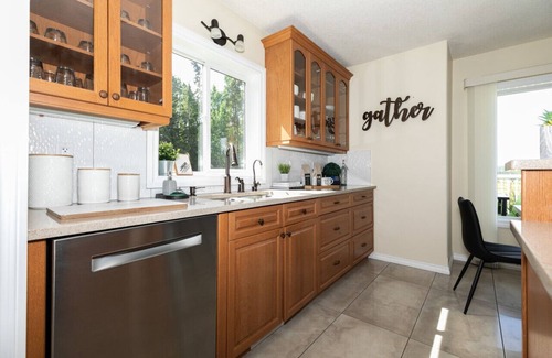 Jasper East House | Tranquil 5-Br Retreat with Heated Pool Near Jasper Park
