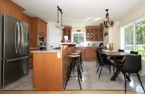 Jasper East House | Tranquil 5-Br Retreat with Heated Pool Near Jasper Park
