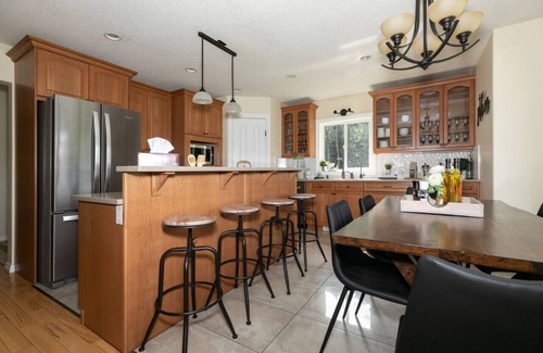 Jasper East House | Tranquil 5-Br Retreat with Heated Pool Near Jasper Park