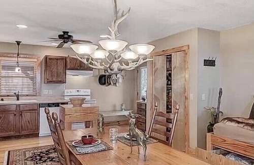 Menlo House | Serene Brow Cabin with Breathtaking Bluff Views and Breakfast