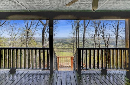 Menlo House | Serene Brow Cabin with Breathtaking Bluff Views and Breakfast