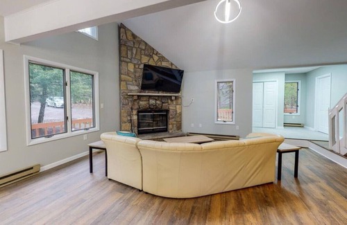 Lake Harmony Cottage | Romantic Cottage with Scenic Views Near Top Attractions