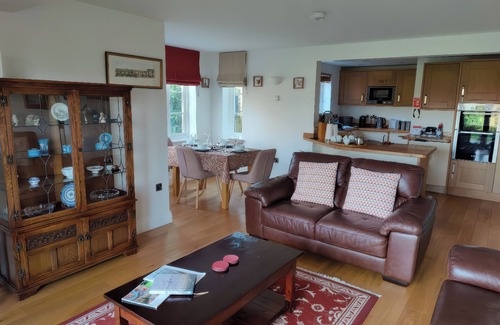 Burford Cottage | 5 Burford Mews: Family-Friendly Retreat with Garden Access