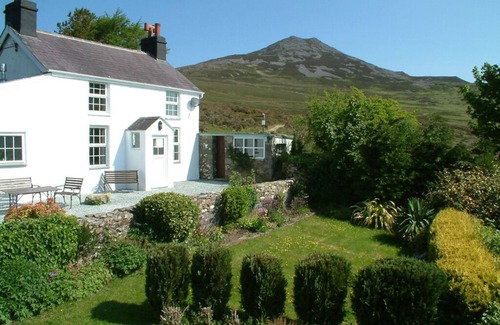 Llithfaen Cottage | Inviting Cottage with Ocean Views & Games Room, Rated 10/10