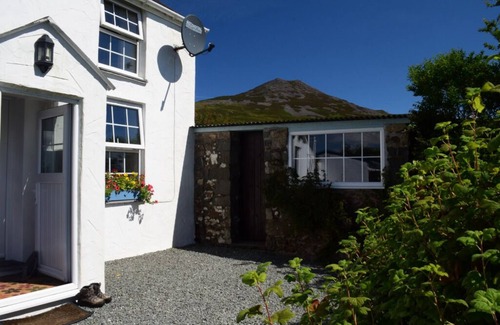 Llithfaen Cottage | Inviting Cottage with Ocean Views & Games Room, Rated 10/10