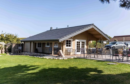 Altena Apartment | Comfortable Double Room with Breakfast and Family-Friendly Options