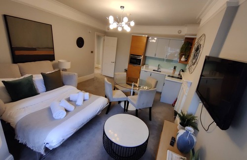 Holborn and Covent Garden Apartment | Inviting 5 Doughty Street: Family-Friendly with Breakfast Included