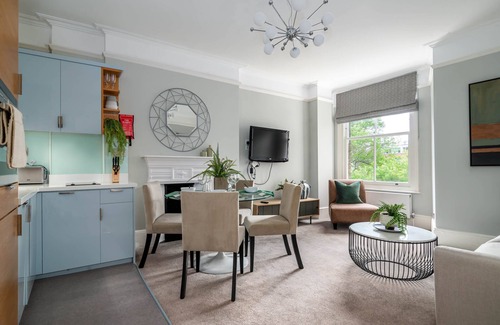 Holborn and Covent Garden Apartment | Inviting 5 Doughty Street: Family-Friendly with Breakfast Included