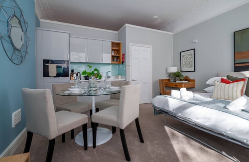Holborn and Covent Garden Apartment | Inviting 5 Doughty Street: Family-Friendly with Breakfast Included