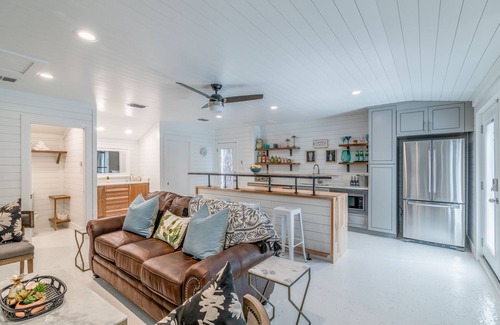 Hancock House | Premier Downtown Group Bungalow - Near UT with Spa & Hot Tub