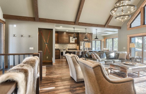 Lead Cabin | Unique Cabin Retreat in Powder House with Hot Tub & Spa