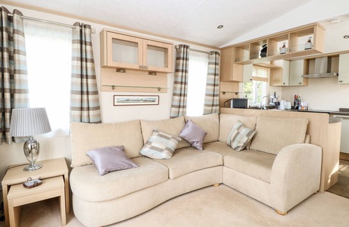 Hopton Cottage | Family-Friendly Foxburrow Hang with Pool in Fritton