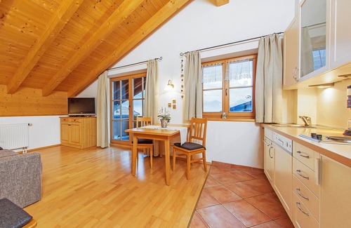 Reit im Winkl Apartment | Family-Friendly Hausberg Apartment with Balcony and Kitchen
