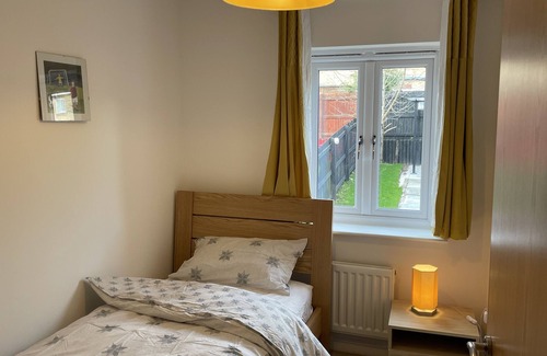 Salford House | Serene 5-Star Retreat with Free Parking & Great Amenities