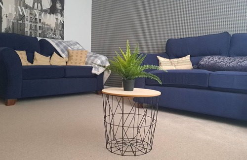 Salford House | Serene 5-Star Retreat with Free Parking & Great Amenities