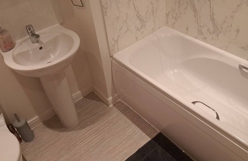 Salford House | Serene 5-Star Retreat with Free Parking & Great Amenities