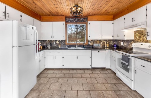 Portsmouth House | Escape to Seaclusion: Ferry Access & Oceanfront Bliss