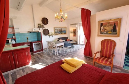 Collioure House | Experience Breathtaking Ocean Views and Modern Comforts