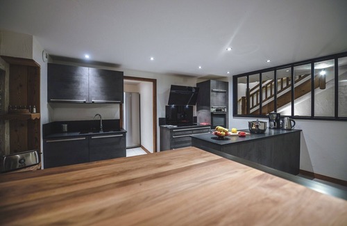 Huez-en-Oisans Ski Chalet | Premier L'Ancolie Chalet with Spa, Steps from the Gondola