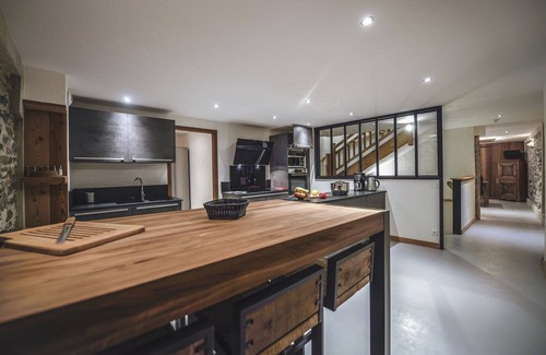 Huez-en-Oisans Ski Chalet | Premier L'Ancolie Chalet with Spa, Steps from the Gondola