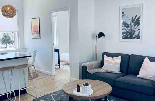 North Bondi Apartment | Stylish Hotel Steps from the Sand with Ocean Views