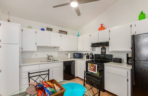 Mesa Grande Condo | Prime Location with Lake View & Spa Near CUBS Stadium
