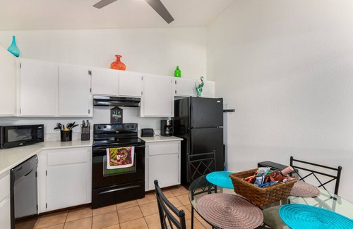Mesa Grande Condo | Prime Location with Lake View & Spa Near CUBS Stadium