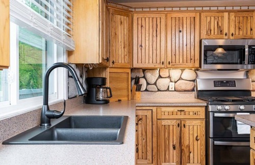 Mayfield Apartment | 5 Lodges Together by Fife Lake - Group Retreat