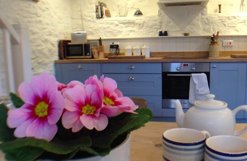 Dinder Cottage | Elegant 5* Coach House near Wells with Pool & Breakfast