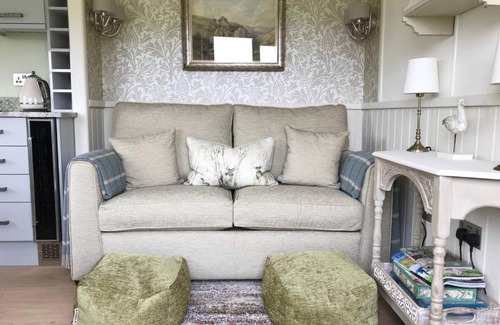 Tavistock House | Luxury 5-Star Shepherds Hut – Guest Rated 10/10