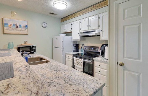 Little River Apartment | 5 Mi to Cherry Grove Beach: Dog-friendly Condo!
