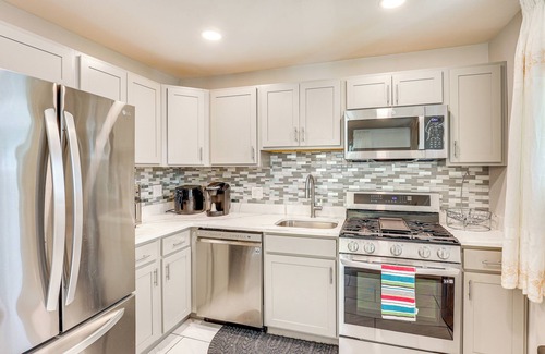 Rosedale Cottage | 5 Mi to Downtown Baltimore: Quiet Home w/Porch