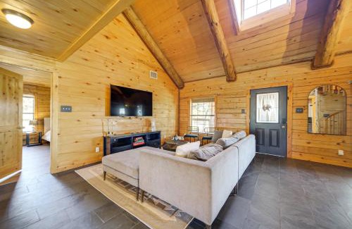 Dripping Springs House | 5 Mi to Dtwn Dripping Springs Cabin with Jacuzzi!
