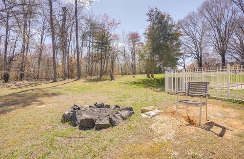 Fredericksburg House | 5 Mi to Dtwn Fredericksburg: Family Gem w/Yard