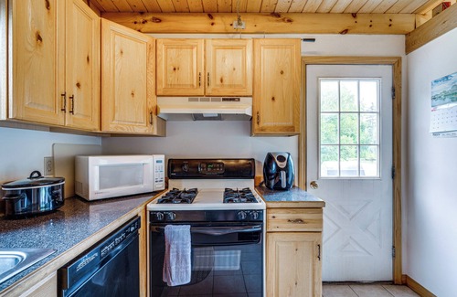Jay Cabin | 5 Mi to Jay Peak Resort: Cabin w/Pond Access!