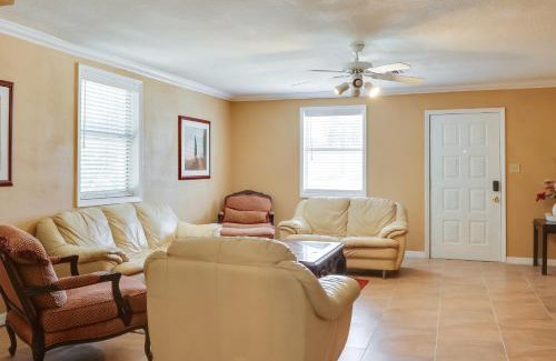 Fruitland Park Apartment | Bright Florida Retreat with Covered Patio, Steps from Disney