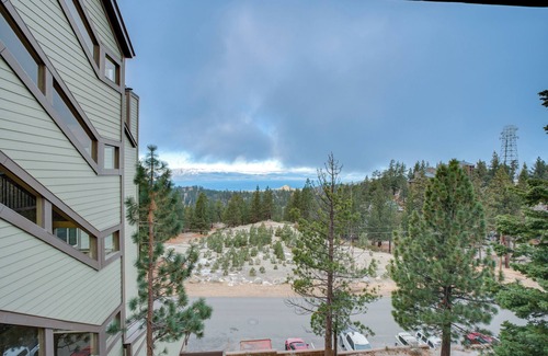Tahoe Village Apartment | Cozy Stateline Townhome Near Heavenly Ski Lifts