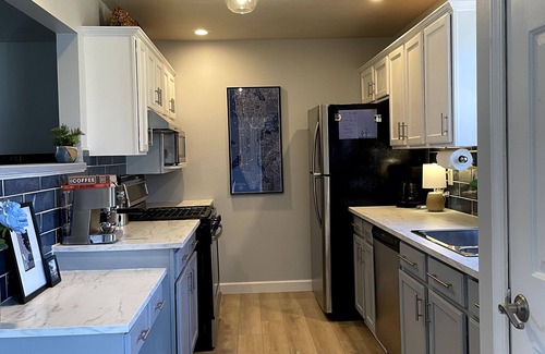 Granger House | Family-Friendly Hotel 5 Miles to ND with Kitchen Amenities