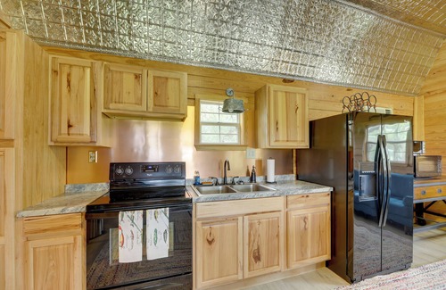 Sublime Cottage | 5 Mi to Splashway Waterpark: Cabin in Rock Island