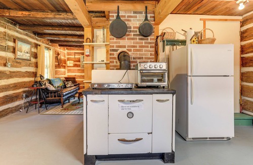 Penfield Cabin | 5 Mi to State Parks: Penfield Cabin w/Fire Pit!